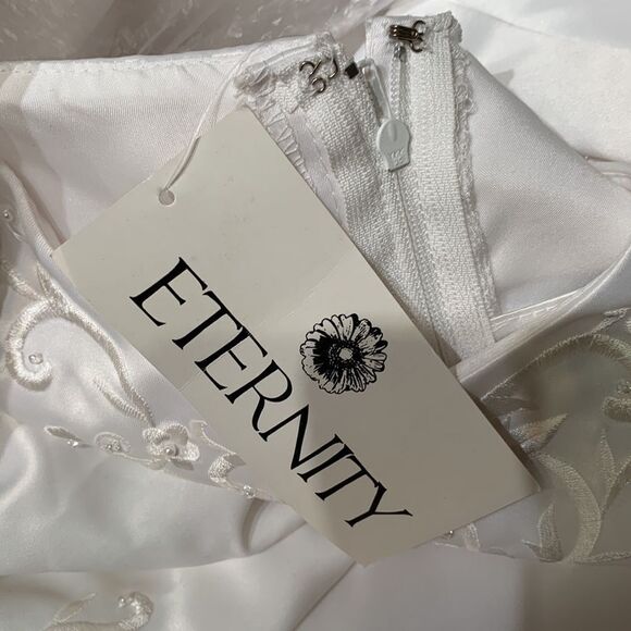 White/Ivory Elegant Wedding Gown Blend of Silk & Satin size 10 - Picture 16 of 16